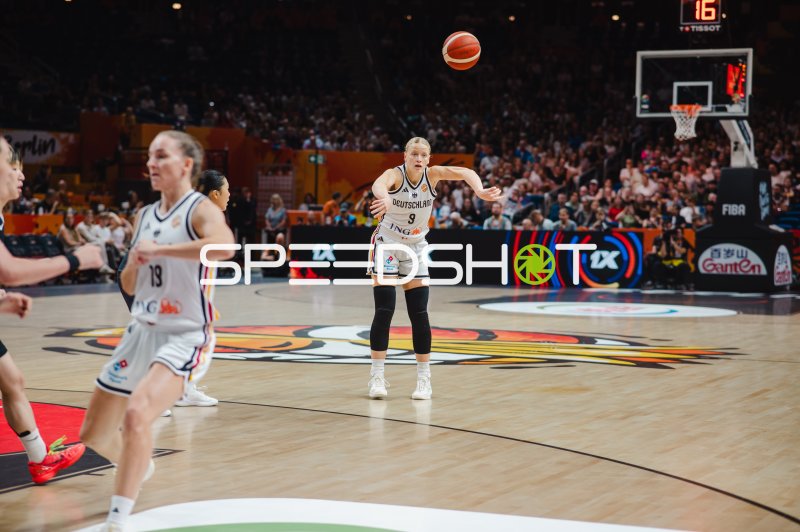 Emma Eichmeyer (#9; Deutschland) beim Freiwurf in der Uber Arena