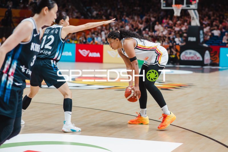 Haeran Lee (#12; Korea) verteidigt gegen Deutschland-Spielerin in der Uber Arena