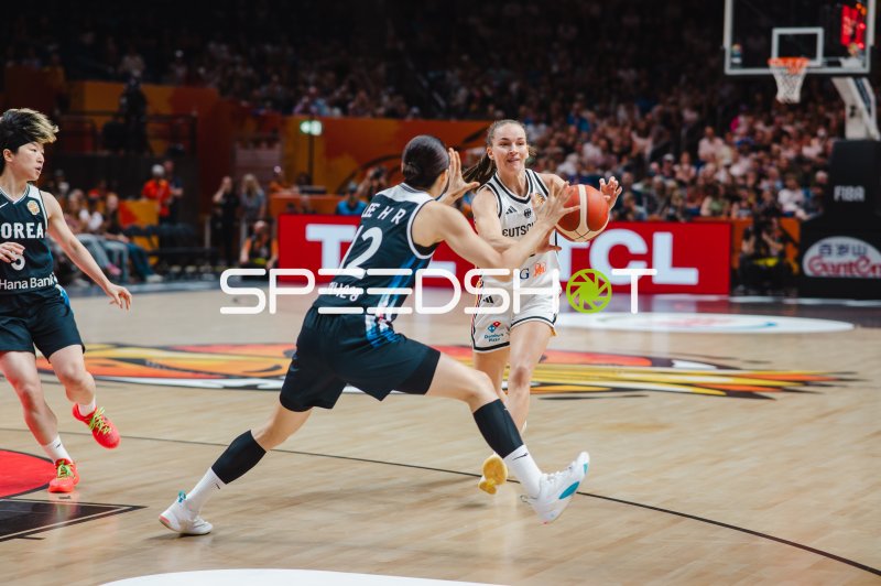 Britta Daub im Angriff gegen Korea bei der FIBA-Qualifikation in Berlin