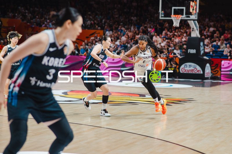 Nyara Sabally (#8; Deutschland) im Dribbling gegen Korea