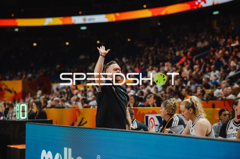 Trainer Deutschland gestikuliert leidenschaftlich an der Seitenlinie