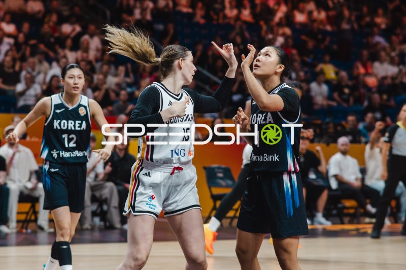 Luisa Geiselsöder (#15; Deutschland) im Zweikampf mit Jihyun Park (#1; Korea)