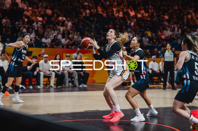 Luisa Geiselsöder (#15; Deutschland) beim Korbwurf gegen Korea