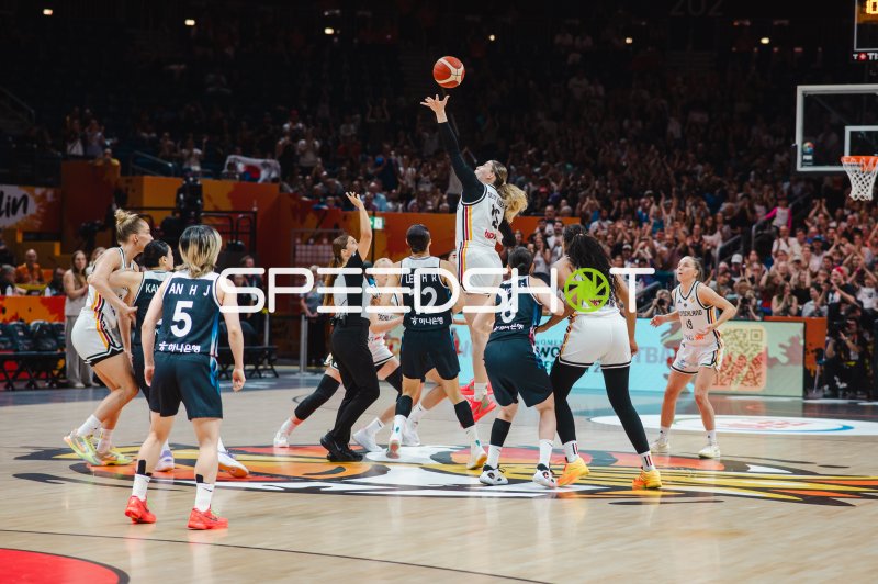 Britta Daub beim Sprungball im Länderspiel Deutschland gegen Korea