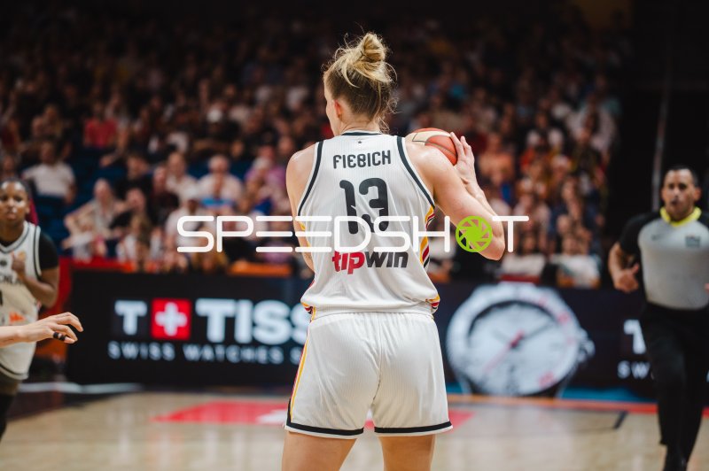 Leonie Fiebich (#13; Deutschland) mit Ball in der Uber Arena Berlin