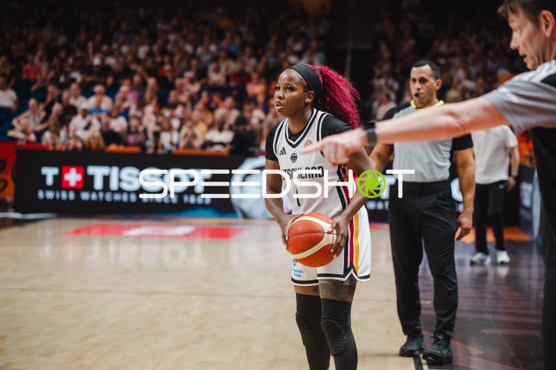 Alexis Peterson (#1; Deutschland) bei Freiwurf-Vorbereitung