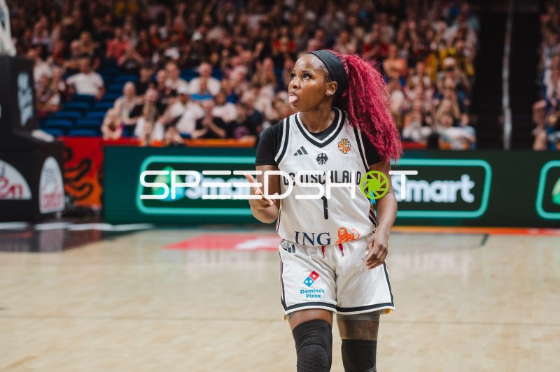 Alexis Peterson (#1; Deutschland) blickt nach oben in der Uber Arena