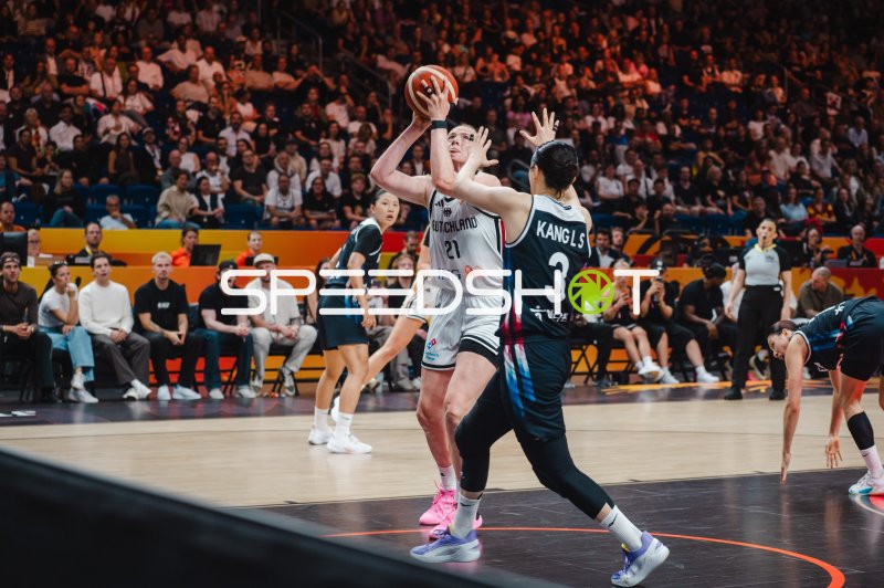 Marie Gülich (#21; Deutschland) im Wurf gegen Leeseul Kang (#3; Korea)