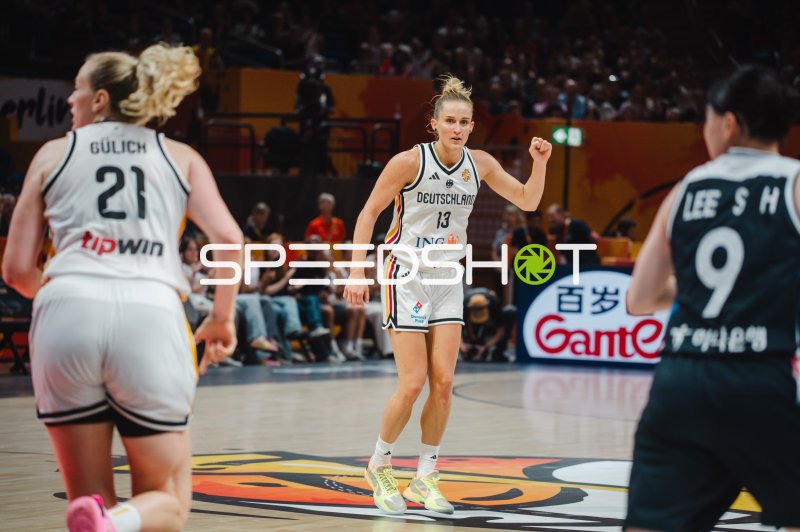 Leonie Fiebich (#13; Deutschland) dirigiert das Spiel gegen Korea