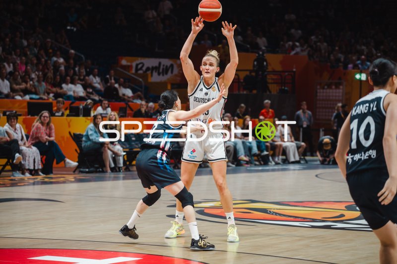 Leonie Fiebich (#13; Deutschland) beim Passspiel gegen Korea