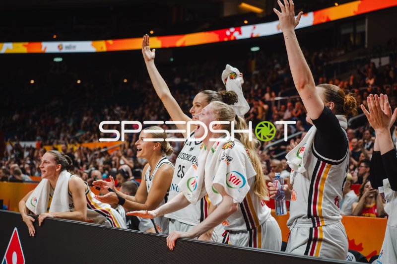 Britta Daub und die deutsche Bank-Crew jubeln in der Uber Arena
