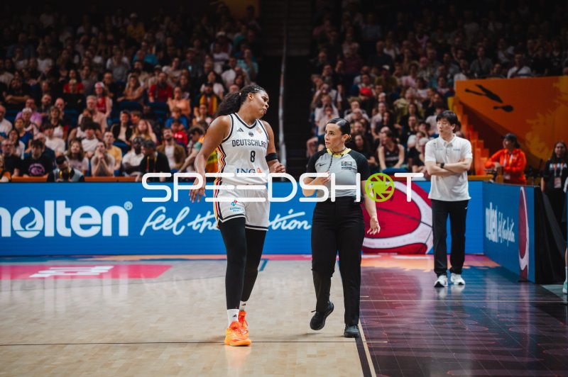 Nyara Sabally (#8; Deutschland) im Gespräch mit Schiedsrichterin