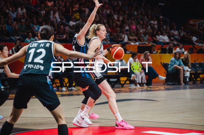 Marie Gülich (#21; Deutschland) im Zweikampf gegen Korea