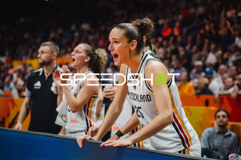 Clara Bielefeld (#25; Deutschland) feuert ihr Team lautstark an