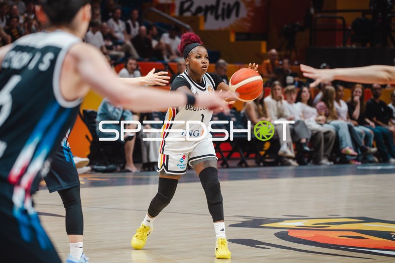 Alexis Peterson (#1; Deutschland) mit Ball im Spielaufbau gegen Korea