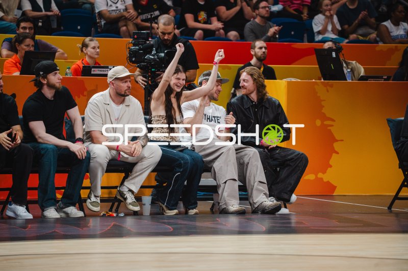 Sebastian Meichsner und Gäste feiern bei Basketball-Spiel in der Uber Arena