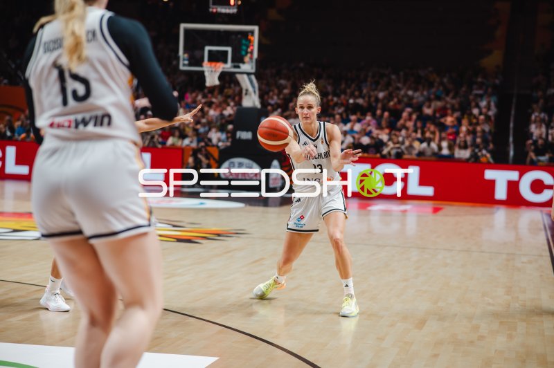 Leonie Fiebich (#13; Deutschland) beim Pass in der Uber Arena