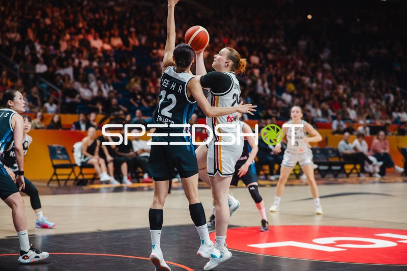 Frieda Bühner (#20; Deutschland) im Zweikampf gegen Haeran Lee (#22; Korea)