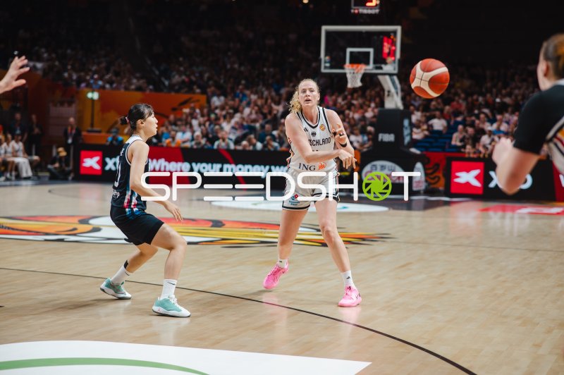 Marie Gülich (#21; Deutschland) beim Pass gegen Korea in der Uber Arena