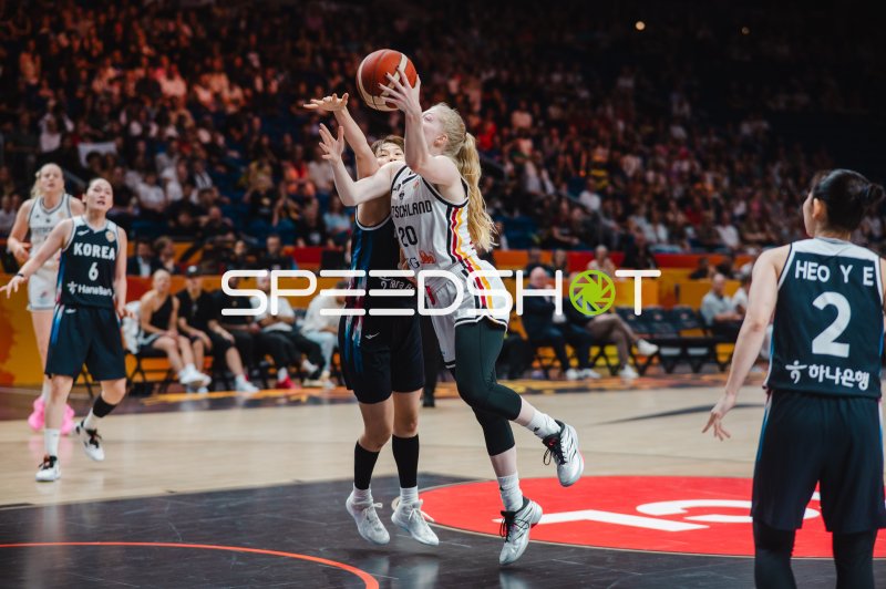 Frieda Bühner (#20; Deutschland) zieht zum Korb gegen Korea