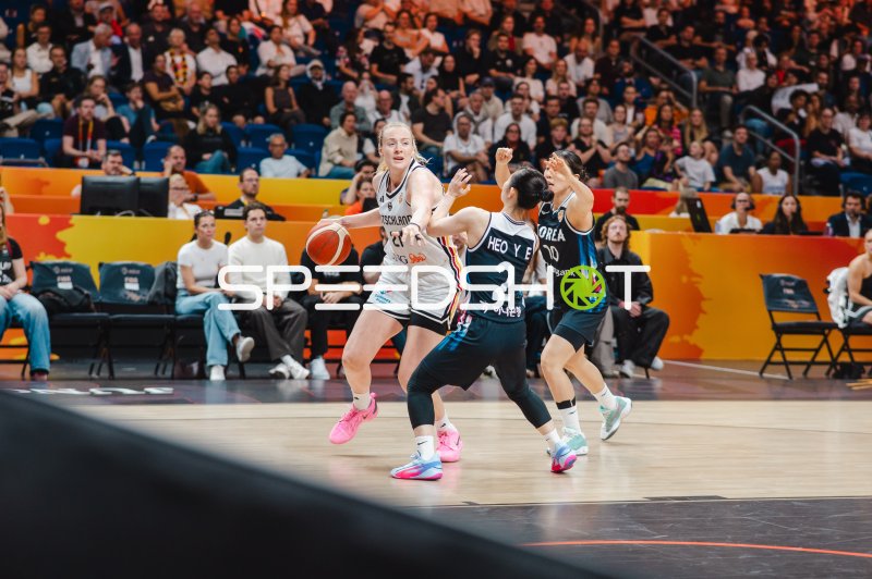 Marie Gülich (#21; Deutschland) im Zweikampf gegen Yeeun Heo (#2; Korea)