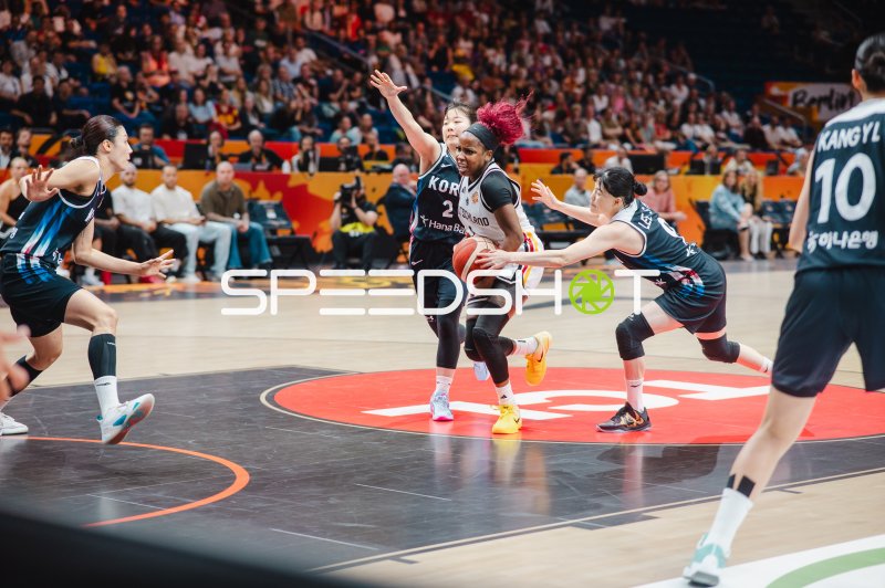 Nyara Sabally (#8; Deutschland) im Zweikampf gegen Korea in der Uber Arena