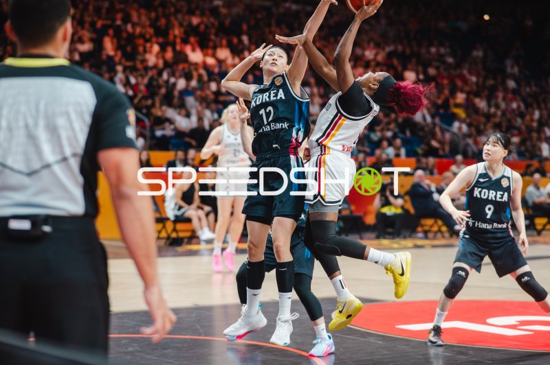 Haeran Lee (#12; Korea) blockt Korblegeangriff einer Deutschland-Spielerin