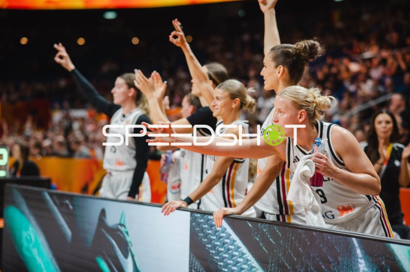 Emma Eichmeyer (#9; Deutschland) feuert ihr Team von der Bank an