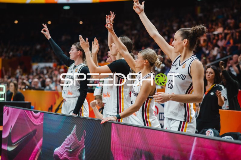 Clara Bielefeld (#25; Deutschland) und Teamkolleginnen jubeln an der Seitenlinie