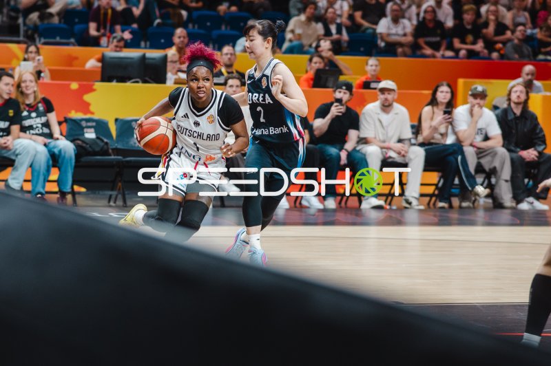Alexis Peterson (#1; Deutschland) im Drive gegen Yeeun Heo (#2; Korea)