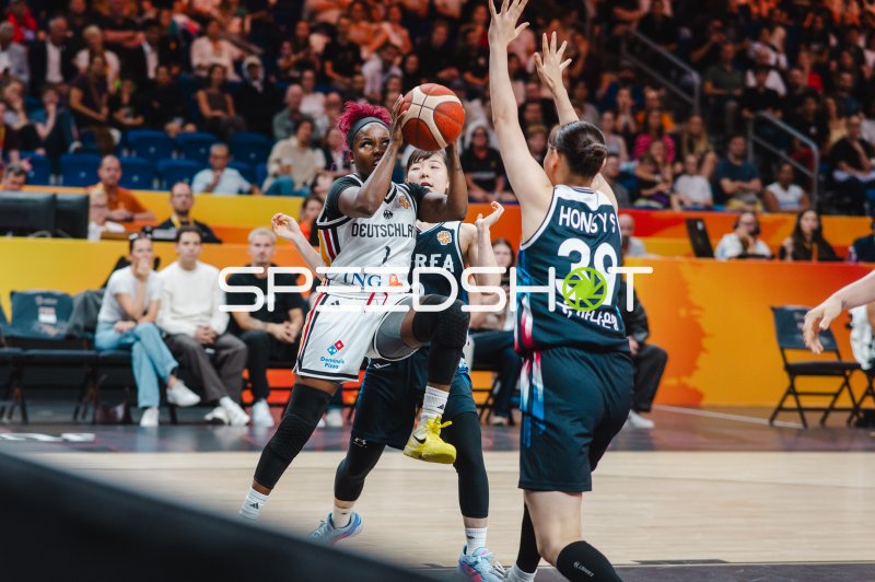 Yusun Hong (#39; Korea) blockt deutschen Korbwurfversuch in der Uber Arena