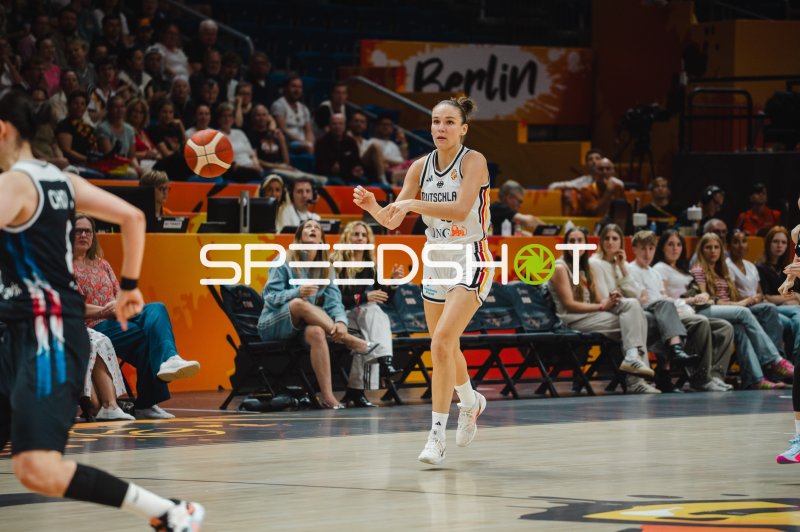 Clara Bielefeld (#25; Deutschland) beim Pass in der Uber Arena Berlin