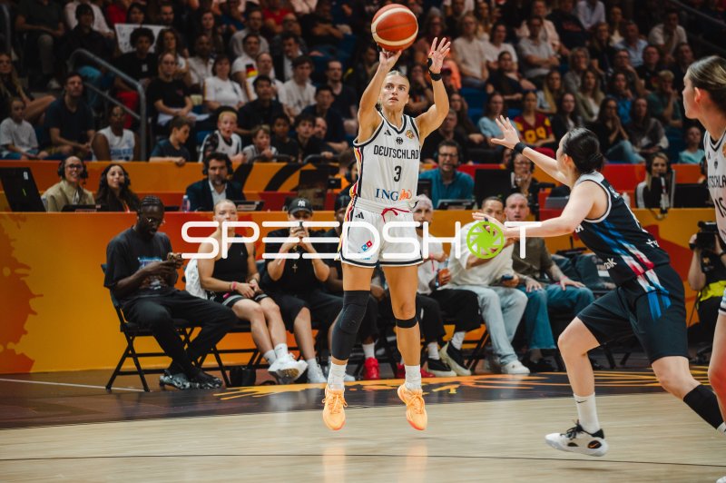 Alexandra Wilke (#3; Deutschland) beim Sprungwurf gegen Korea