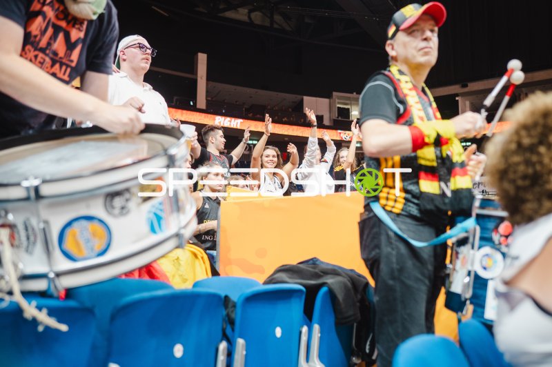 Deutschland-Fans feiern in der Uber Arena Berlin