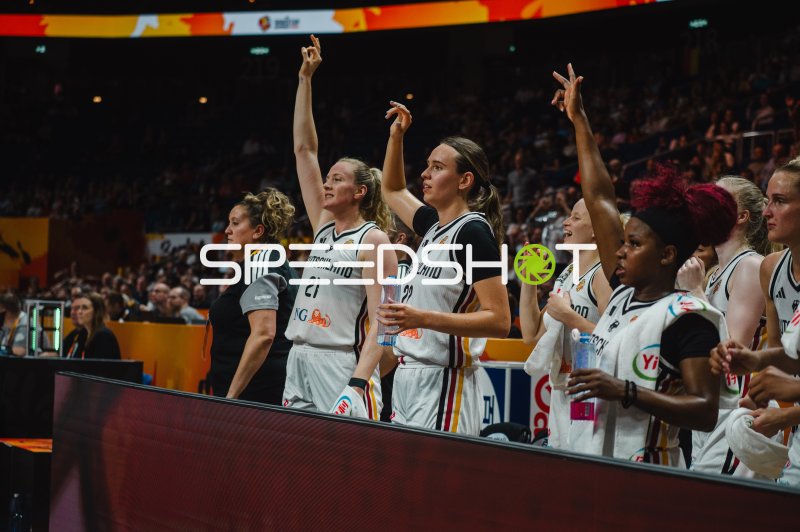 Marie Gülich (#21) und Emily Bessoir (#22; Deutschland) feuern ihr Team an