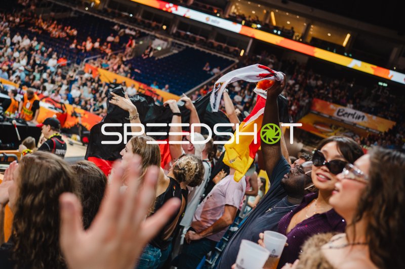 Deutschland-Fans feiern in der Uber Arena Berlin