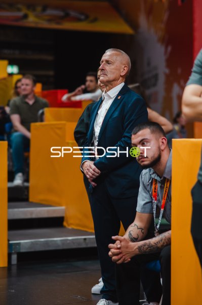 Trainer an der Seitenlinie beobachtet das Spielgeschehen in der Uber Arena