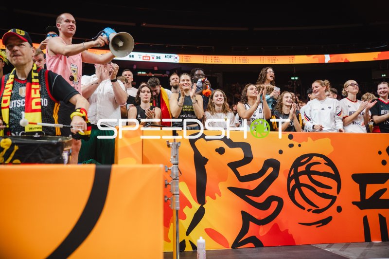 Deutschland-Fans feiern lautstark beim Heimspiel in der Uber Arena
