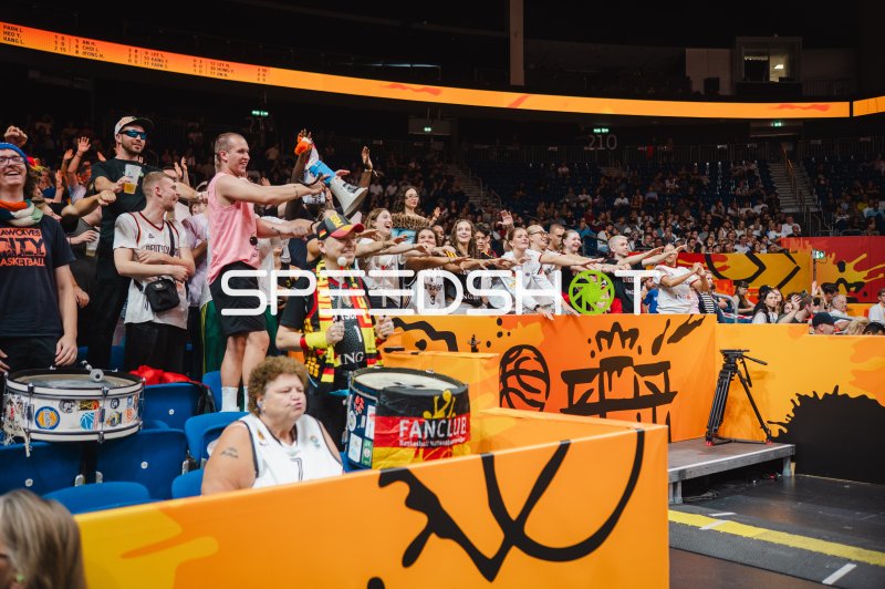 Deutschland-Fans feiern lautstark in der Uber Arena Berlin