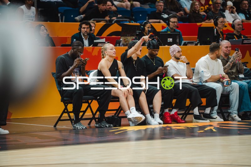 Zuschauer und Gäste am Spielfeldrand in der Uber Arena Berlin