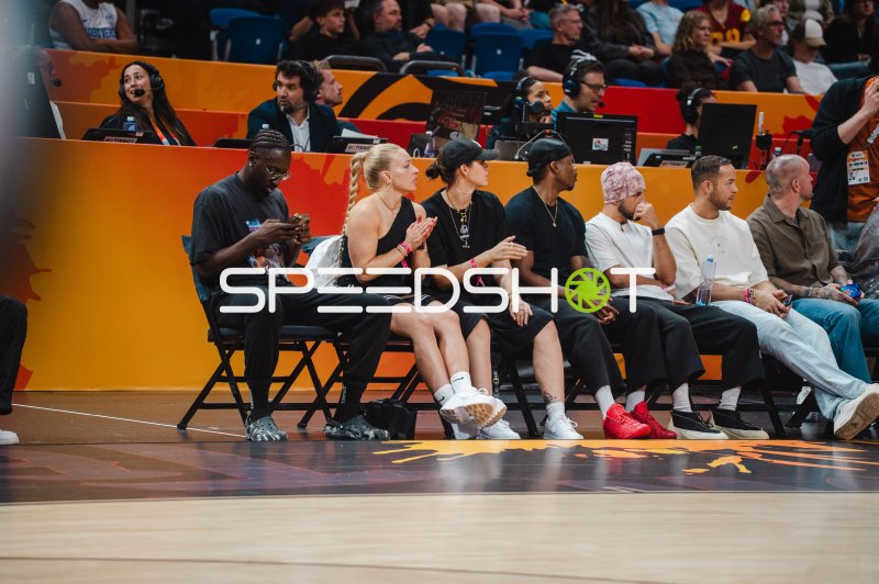 Andrej Mangold als Zuschauer bei Basketball-Länderspiel in der Uber Arena