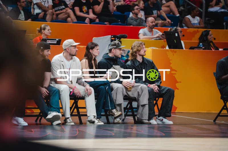Prominente Gäste verfolgen das Spiel courtside in der Uber Arena Berlin