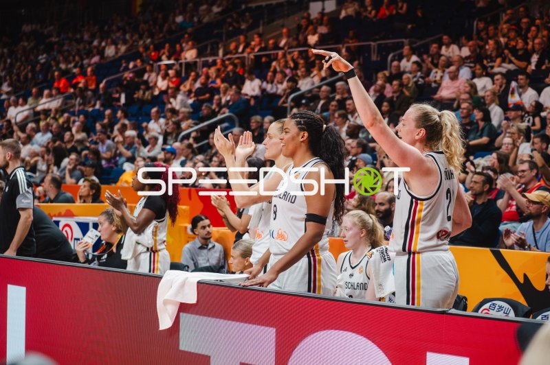 Frieda Bühner (#20; Deutschland) und Teamkolleginnen feuern ihr Team an