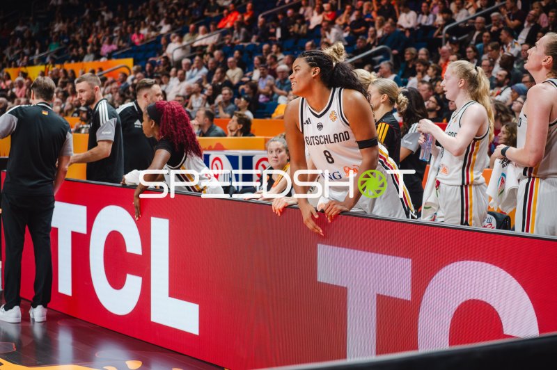 Nyara Sabally (#8; Deutschland) beobachtet das Spielgeschehen von der Seitenlinie
