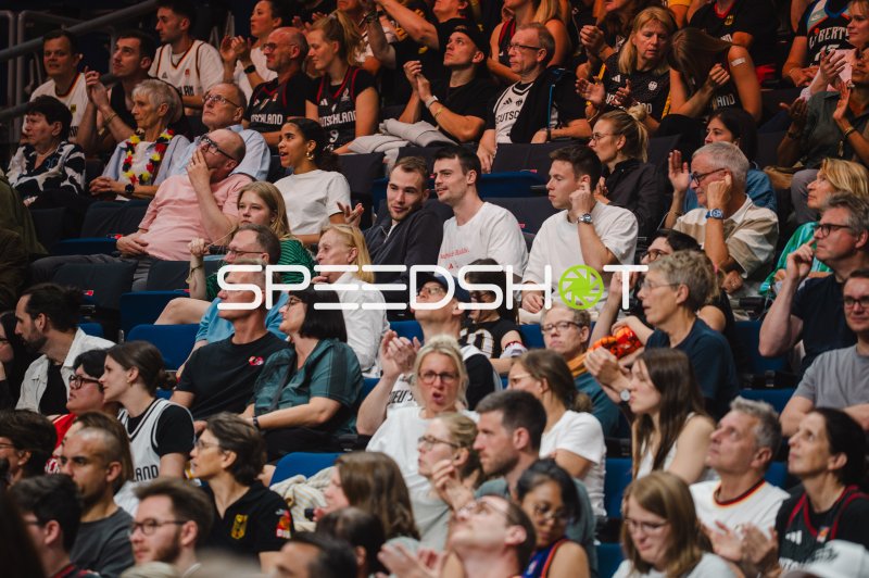 Fans verfolgen das Spiel in der Uber Arena Berlin