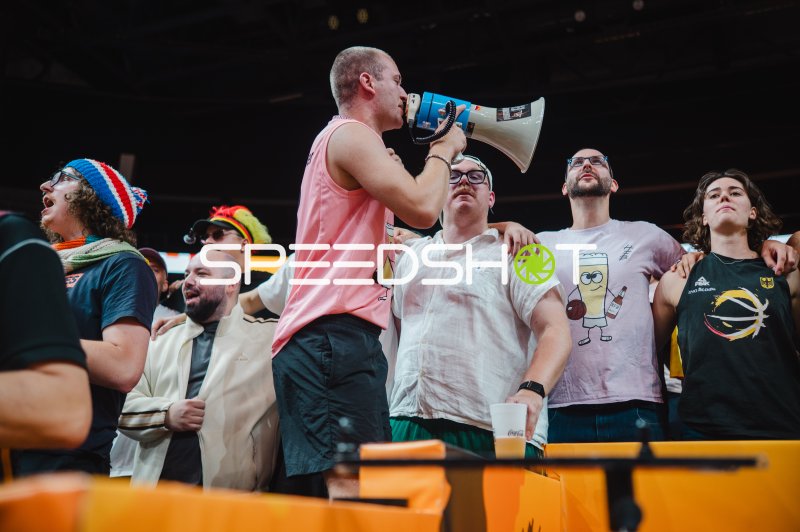Deutschland-Fans feuern ihr Team in der Uber Arena an