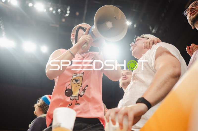 Fan mit Megafon feuert Team in der Uber Arena an