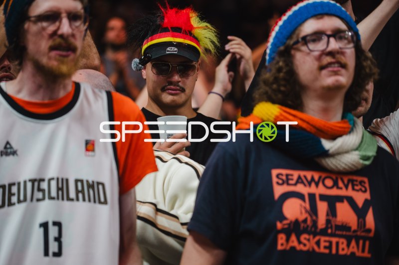 Deutschland-Fans in der Uber Arena Berlin beim Basketball