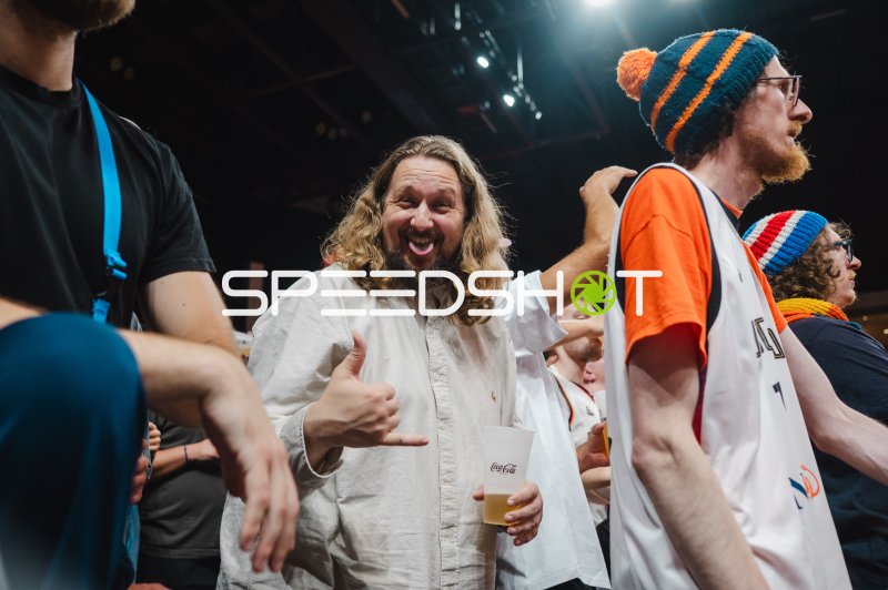 Jubelnde Fans beim Basketball in der Uber Arena Berlin