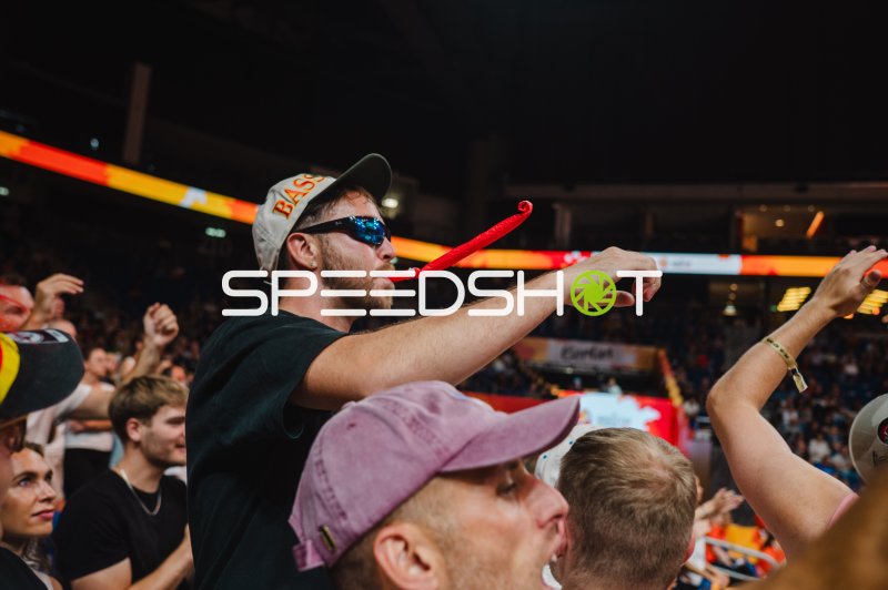 Fans feiern lautstark beim Basketballspiel in der Uber Arena Berlin